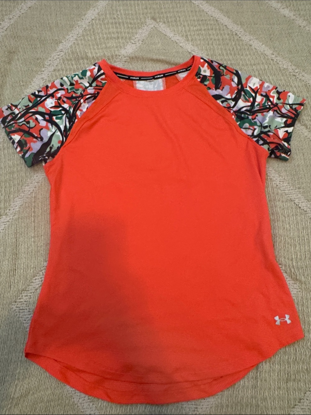 Under Armour HeatGear Orange Camo Short Sleeve Athletic Top Women’s Small